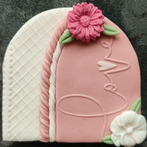 1 Biscuit sablé fleuri délicatement décoré d'une fine couche de pâte à sucre
