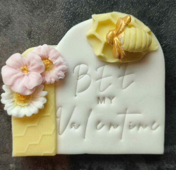 1 Biscuit sablé fleuri délicatement décoré d'une fine couche de pâte à sucre